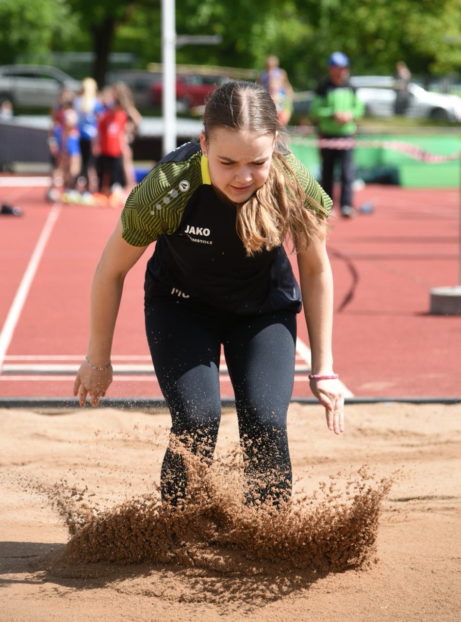 Sportabzeichen Mädchen springt weit